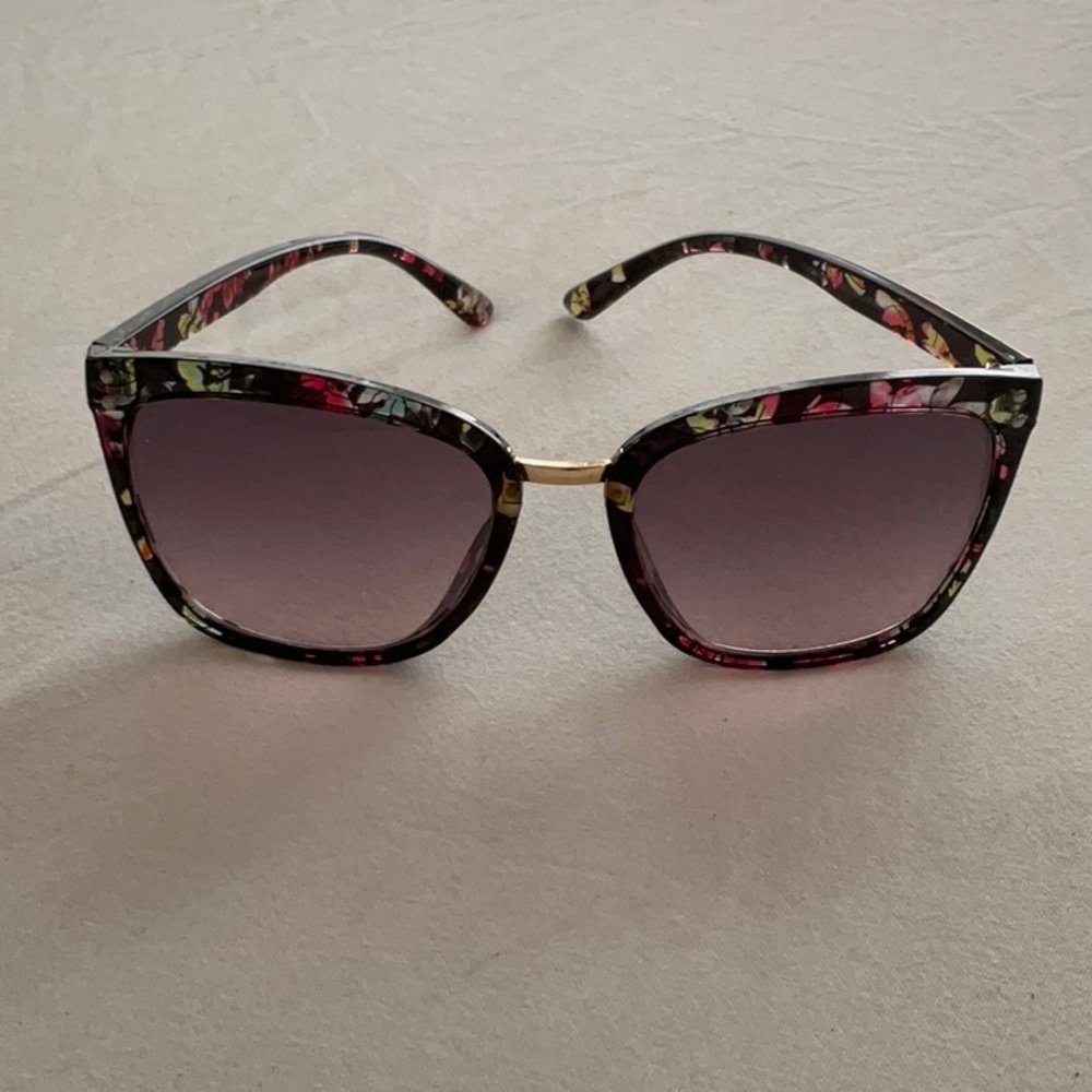 Retro cat-eye sunglasses